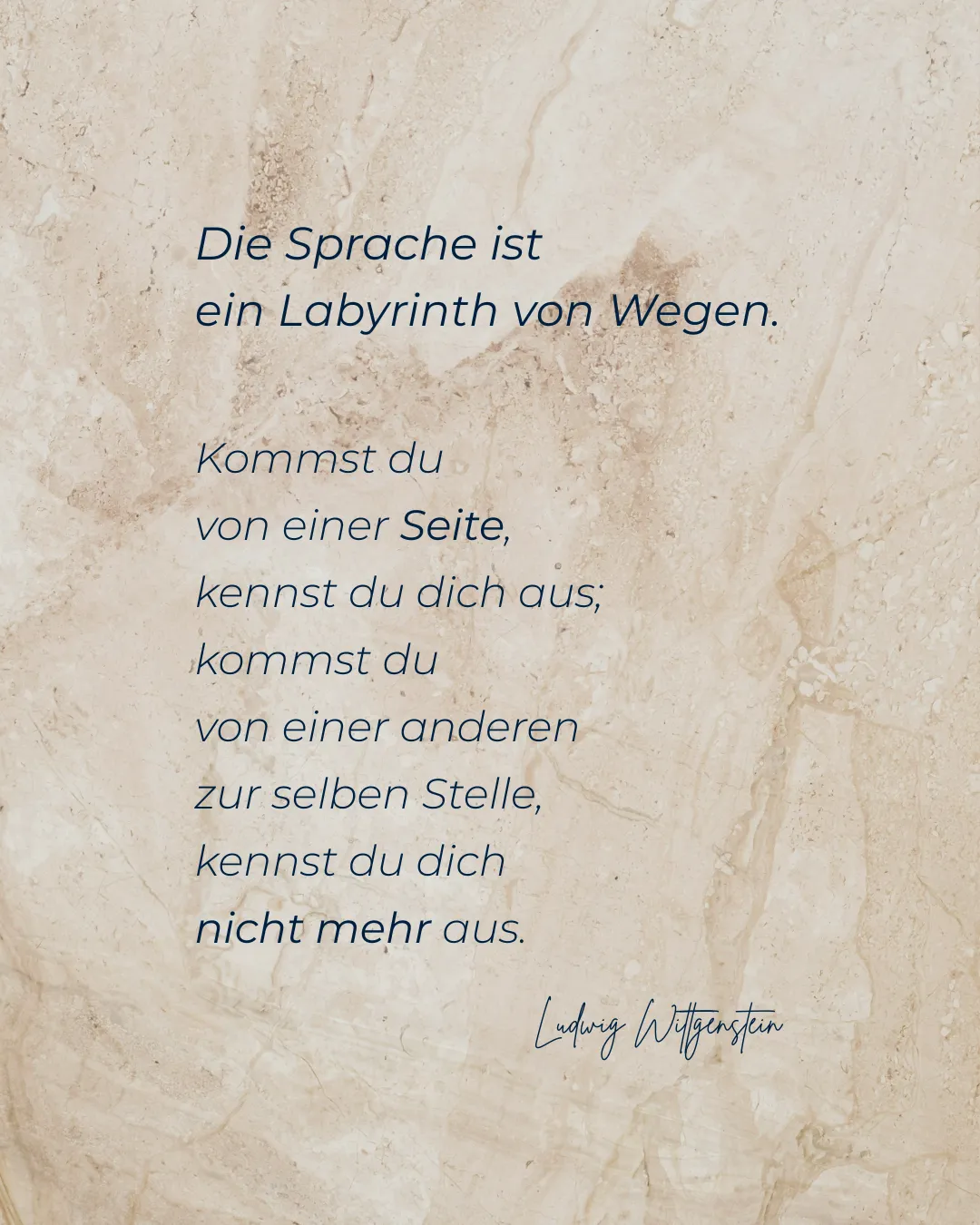 „Die Sprache ist ein Labyrinth von Wegen.” (Język jest labiryntem dróg) — cytat Ludwiga Wittgensteina po niemiecku na tle trawertynu.