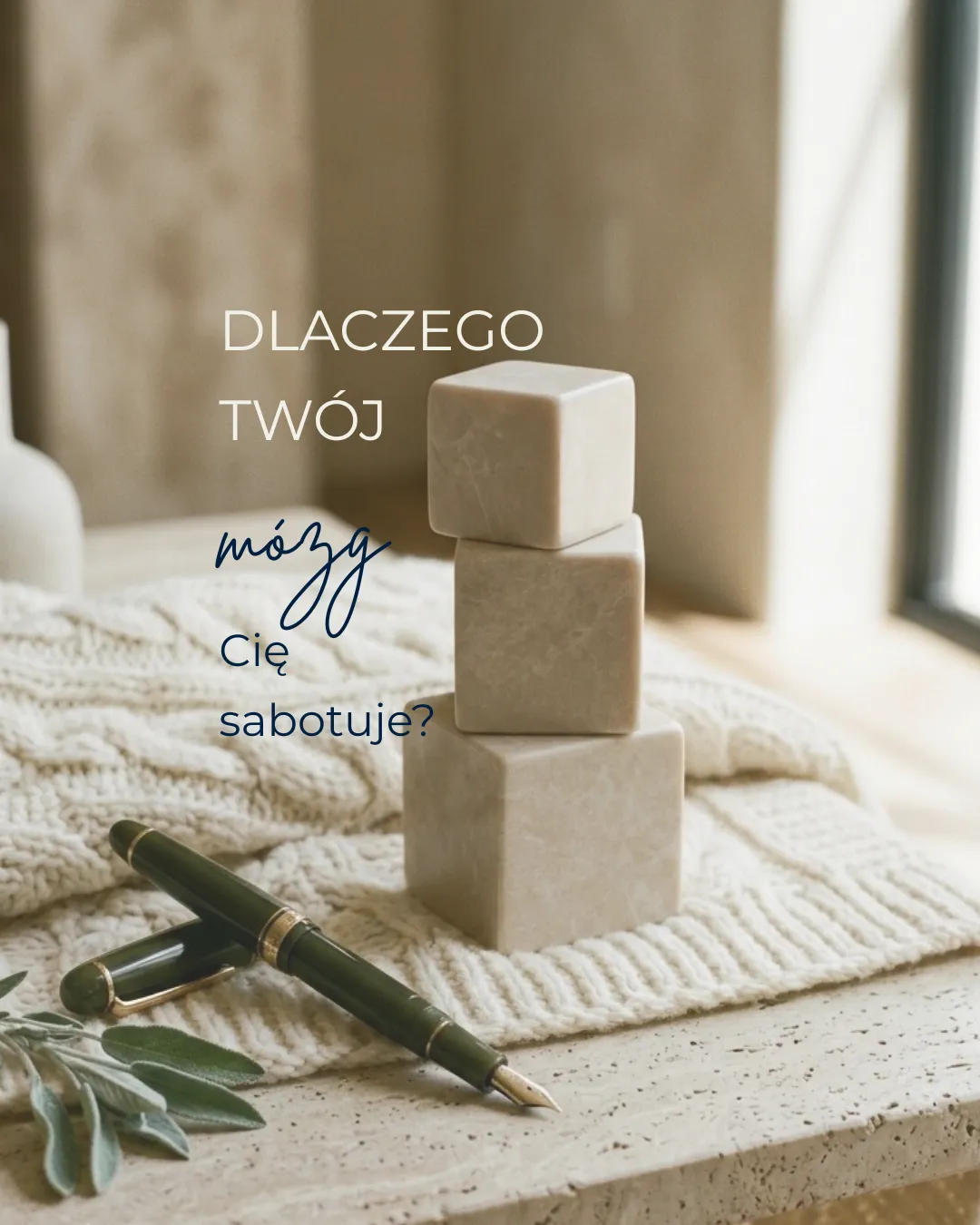 „Dlaczego Twój mózg Cię sabotuje?” — post na Instagramie: trzy kamienne kostki ustawione w chwiejną wieżę, zielone pióro i gałązka szałwii na kremowym pledzie.